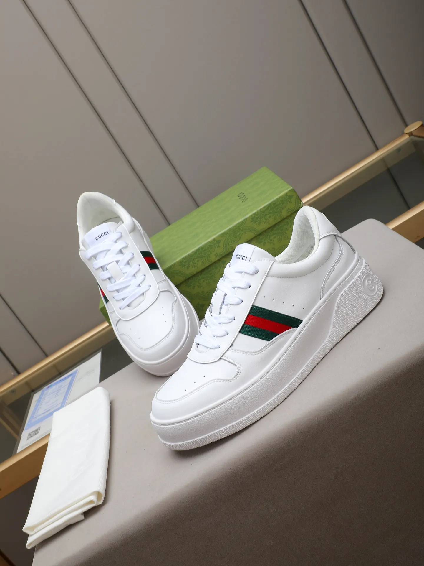 PP420 new men's shoes GUCCI fashion trend, made of first-layer calfskin➕breathable mesh lining! The foot feels super comfortable and the workmanship is impeccable. The original ultra-light outsole, size: 38-44 (45 customized), 5 colors to choose from!